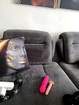 Teengirlmiaa on StripChat 